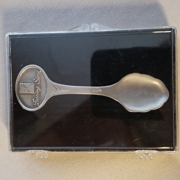 Five Souvenir Collector Spoons: Denver, Colorado, Bermuda - Picture 4 of 6